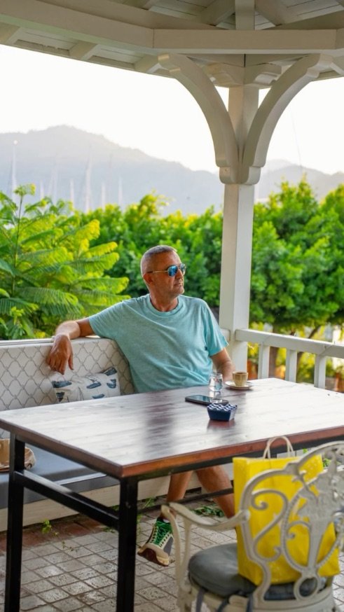 Murat Kervancı, Göcek'te bir terasta